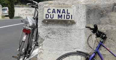 Bruggetje over het Canal du Midi bij Auberge de La Croisade